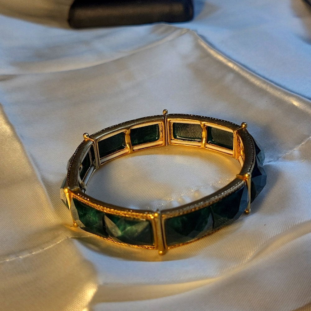 102. Elastic Goldtone & Emerald colored Bracelet